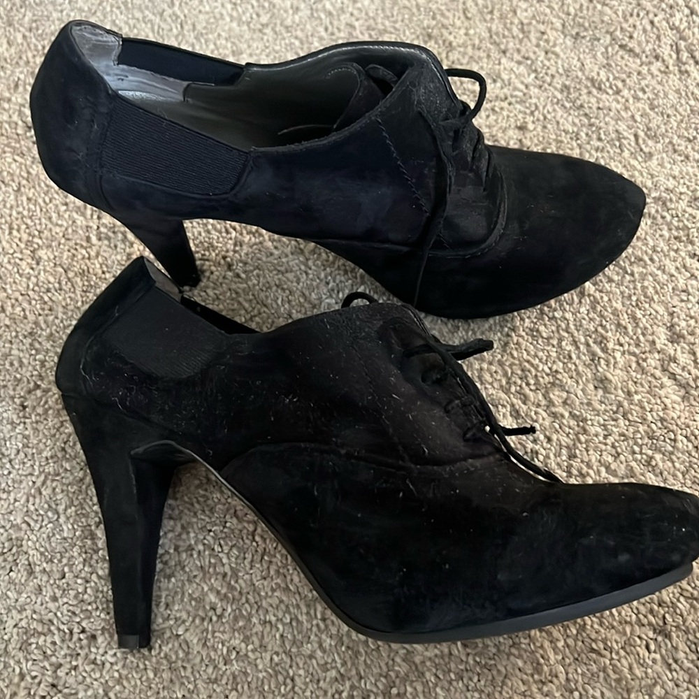 EUC me too, black tie up suede platform heel, size 9 1/2